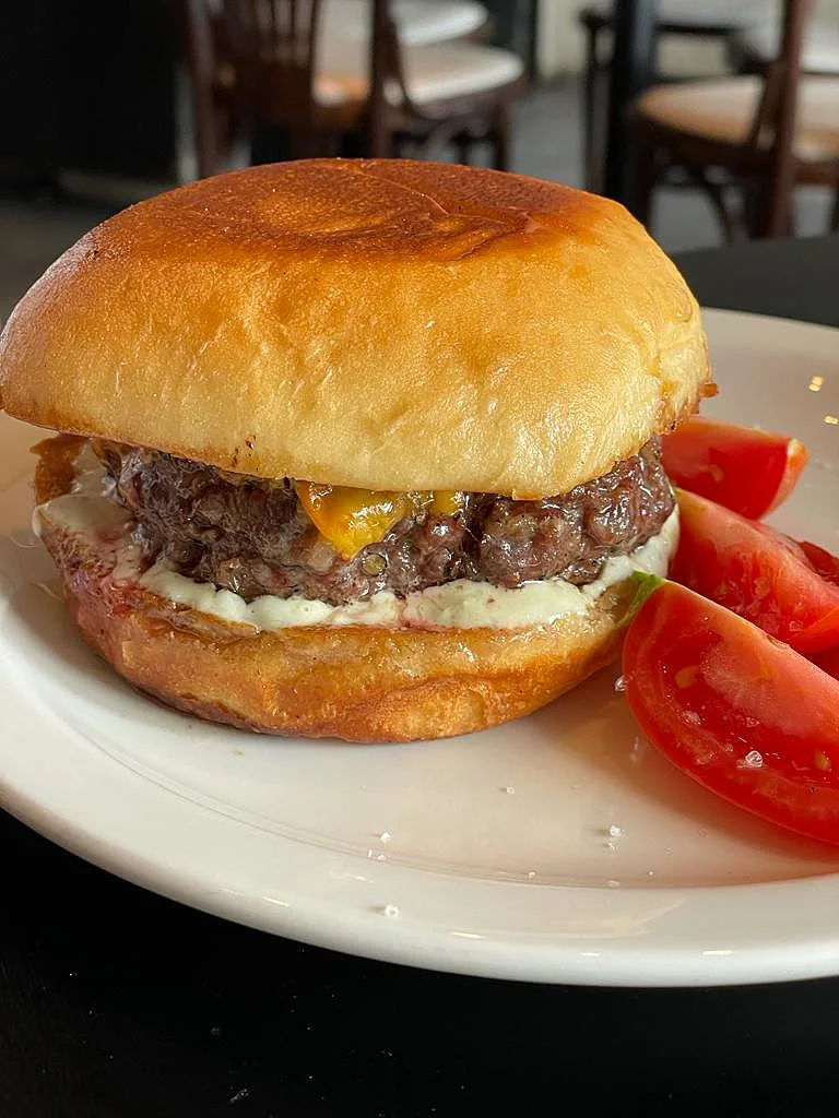 בראנץ' ב-AKA, המבורגר