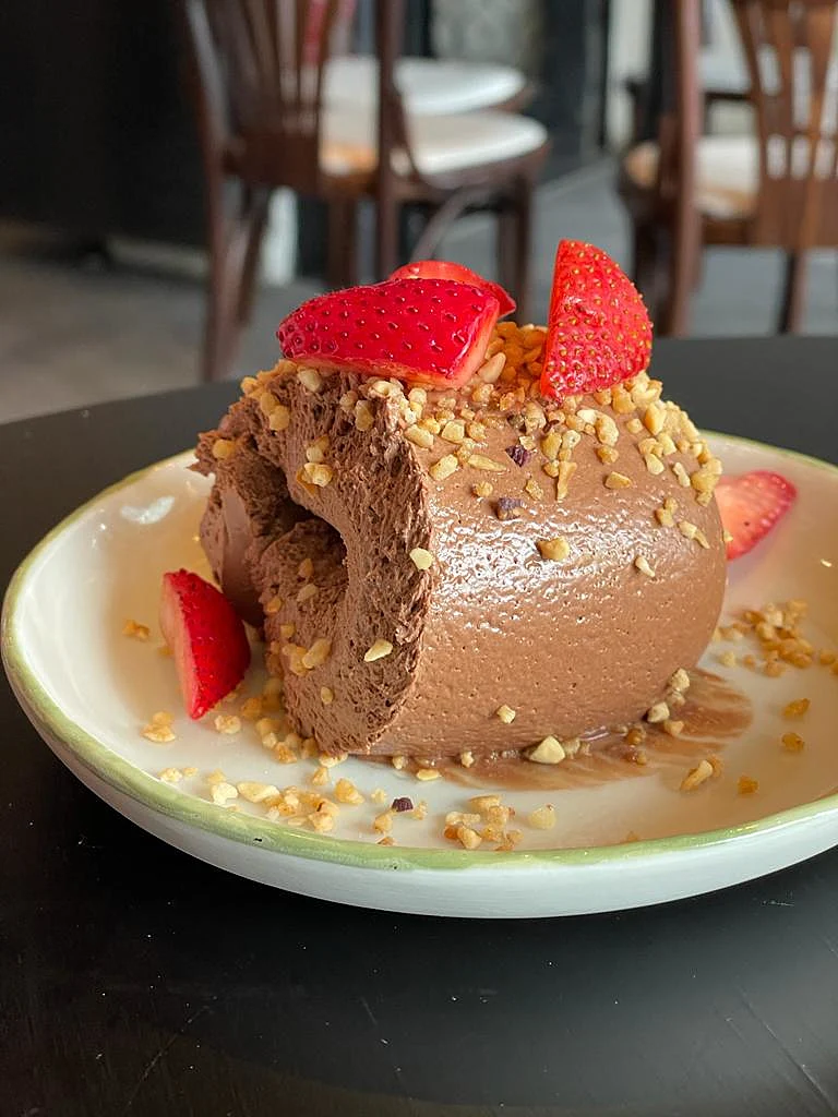 מוס שוקולד, בראנץ' ב-AKA