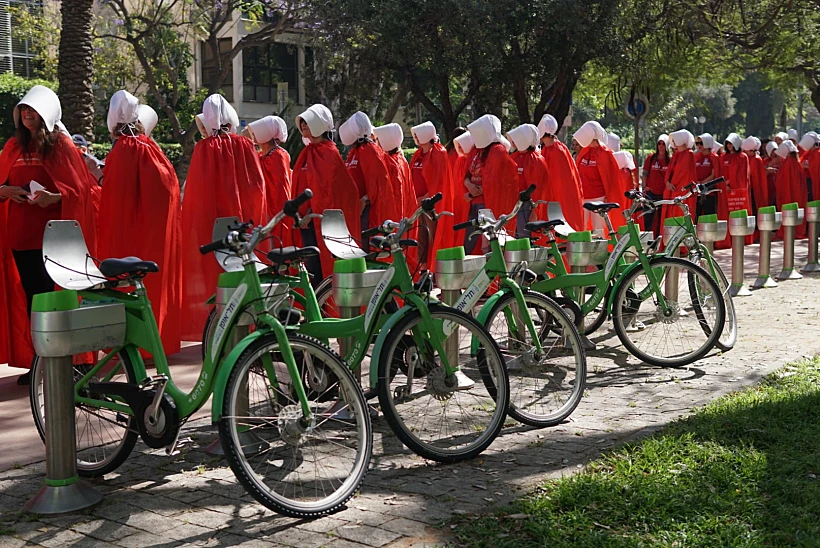 מחאת השפחות מול בניין הרבנות בתל אביב