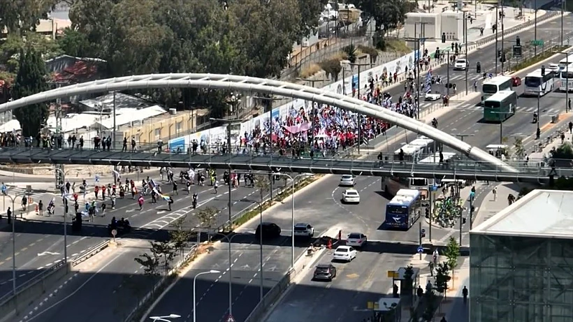 מפגינים בנתיבי איילון