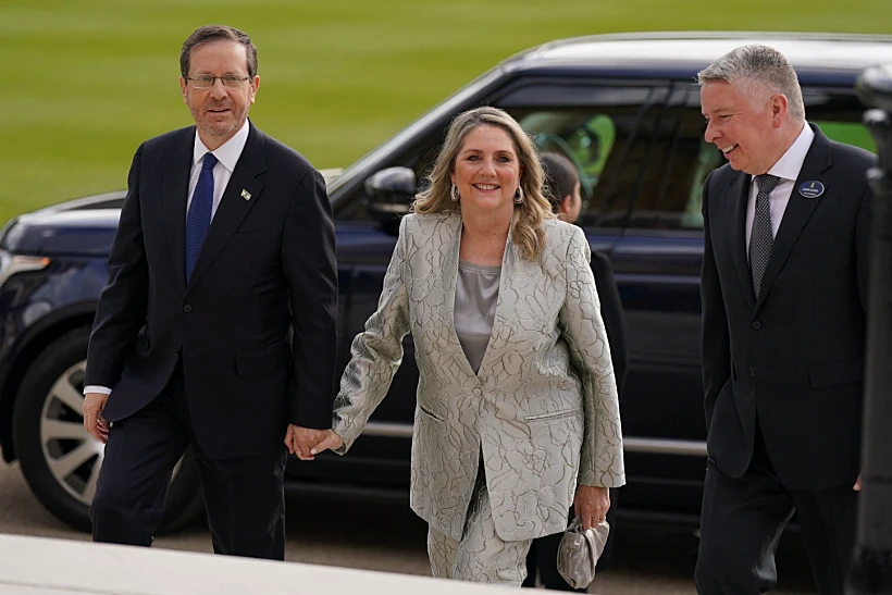 הנשיא יצחק הרצוג ורעייתו מיכל מגיעים לטקס ההכתרה של המלך צ'ארלס השלישי