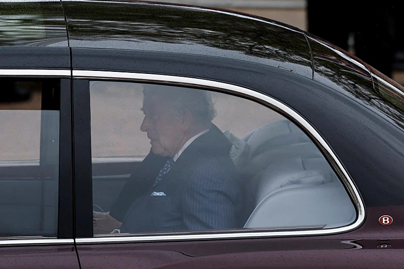 המלך צ'ארלס בדרכו לארמון