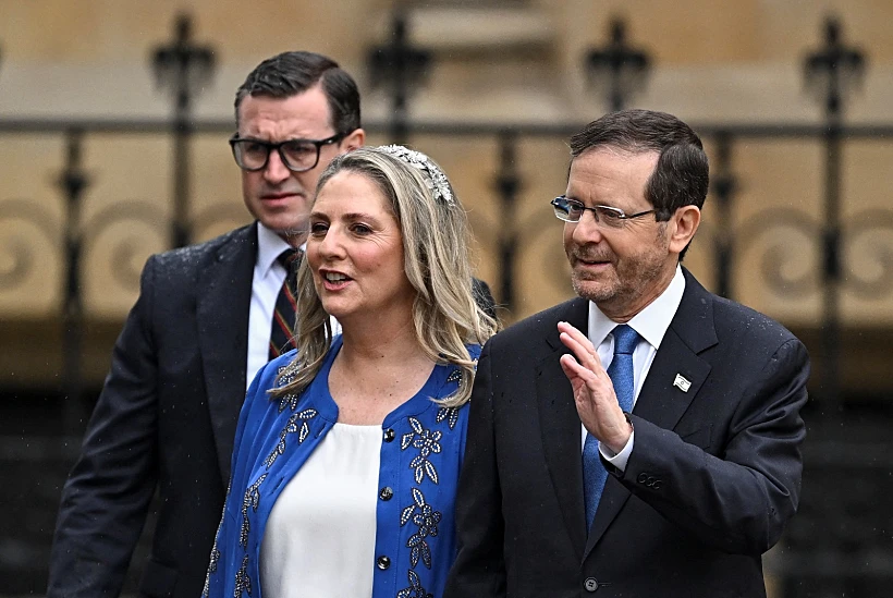 נשיא המדינה יצחק הרצוג ורעייתו מיכל נכנסים למנזר ווסטמינסטר