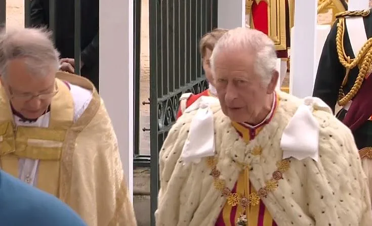 המלך צ'ארלס נכנס לכנסייה