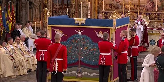 הפרגוד מאחריו נמשח הממך צ'ארלס