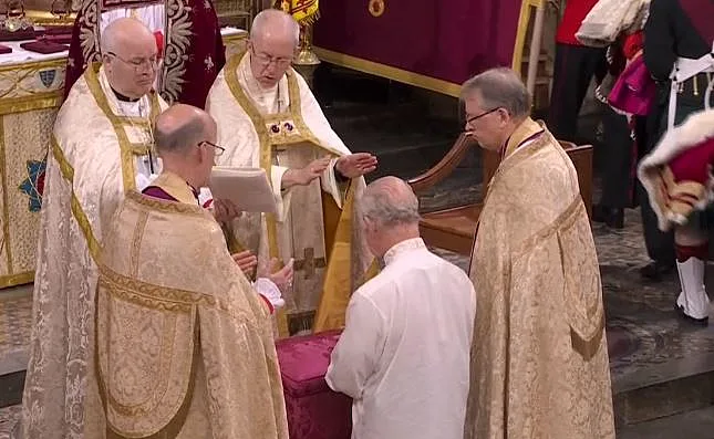 הפרגוד מאחריו נמשח הממך צ'ארלס