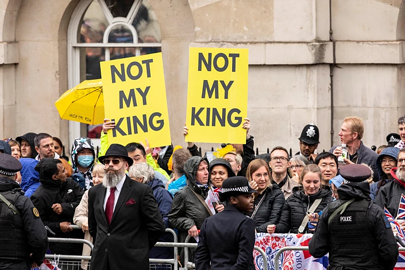 מפגינים אנטי- מלוכניים עם שלטים האומרים ''לא המלך שלי''