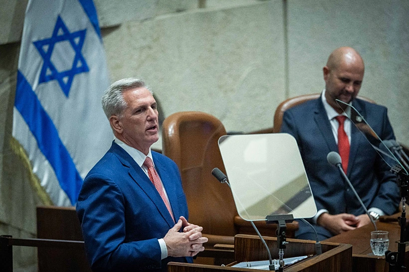 קווין מקארת' נואם בכנסת