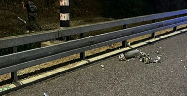 רסיס רקטה על כביש 4