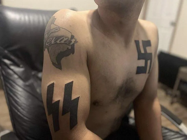 היורה מטקסס, עם סממנים נאצים על גופו