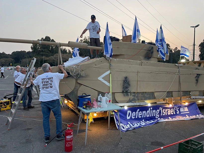 נערכים לצעדה בחניון קניון איילון