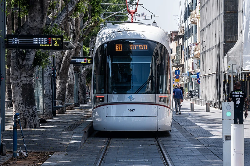 דנקל, תל אביב, הרכבת הקלה בנסיעת מבחן בשד' ירושלים ביפו