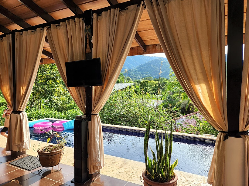 וילה מטורפת מול הג'ונגל, אוחוצ'ל