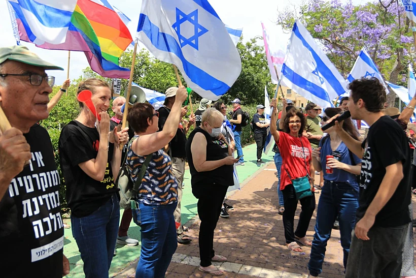 מפגינים מול השרה עידית סילמן