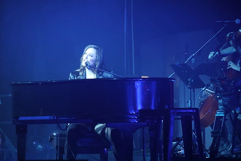 קרן פלס עוצמתית במופע הקברט לילה 1 באפריל