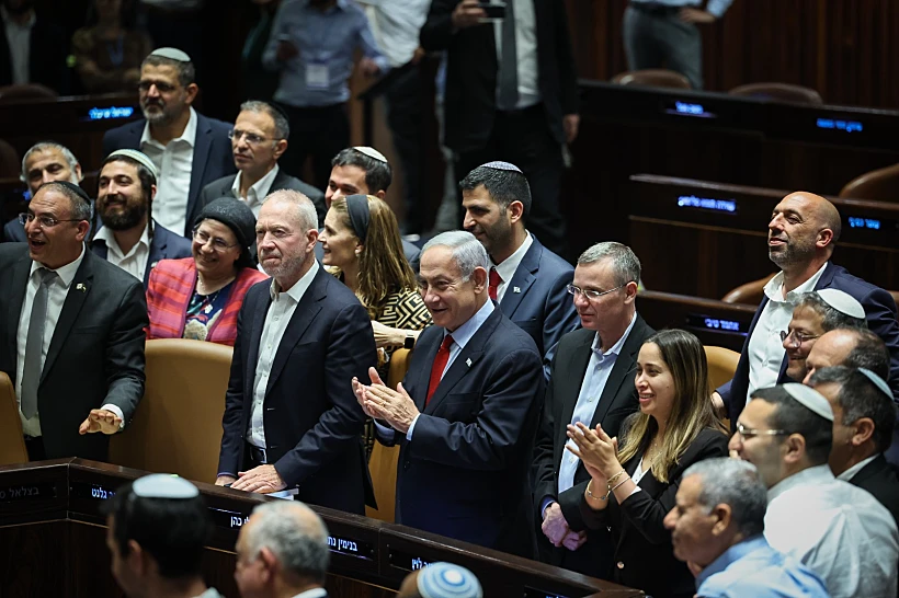 בנימין נתניהו יחד עם שרים נוספים