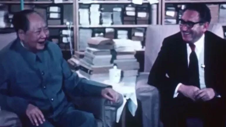 הנרי קיסינג'ר עם שליט סין מאו צה טונג, 1973