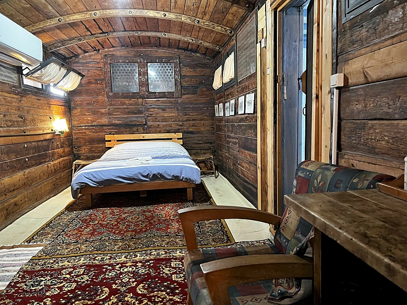 לינה בקרון בריטי משוחזר