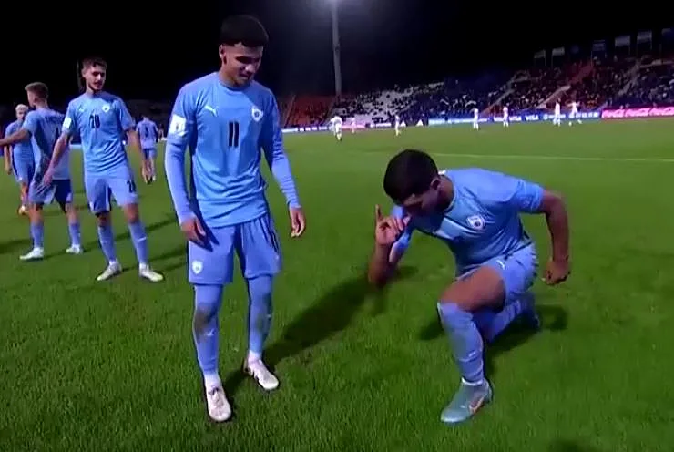 ענאן חלאילי חוגג את שער הניצחון מול אוזבקיסטן