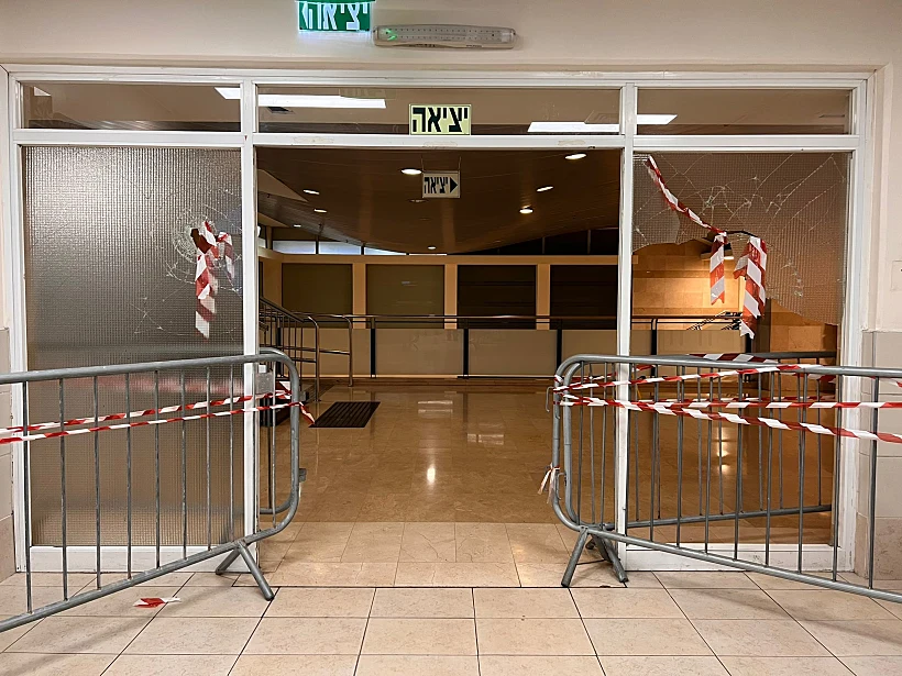 הנזק לזכוכיות ברמב''ם אחרי התפרעות בני משפחת הנרצח מאעבלין