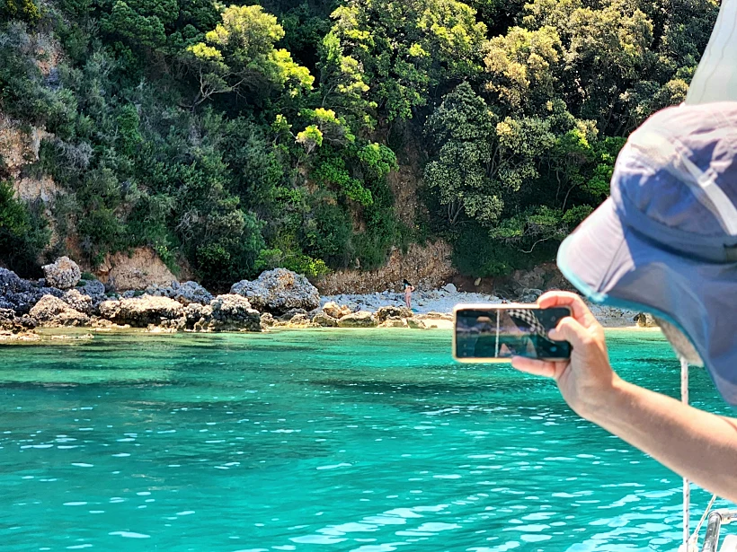 מי תכלת צלולים בחוף פליאוקסטריצה