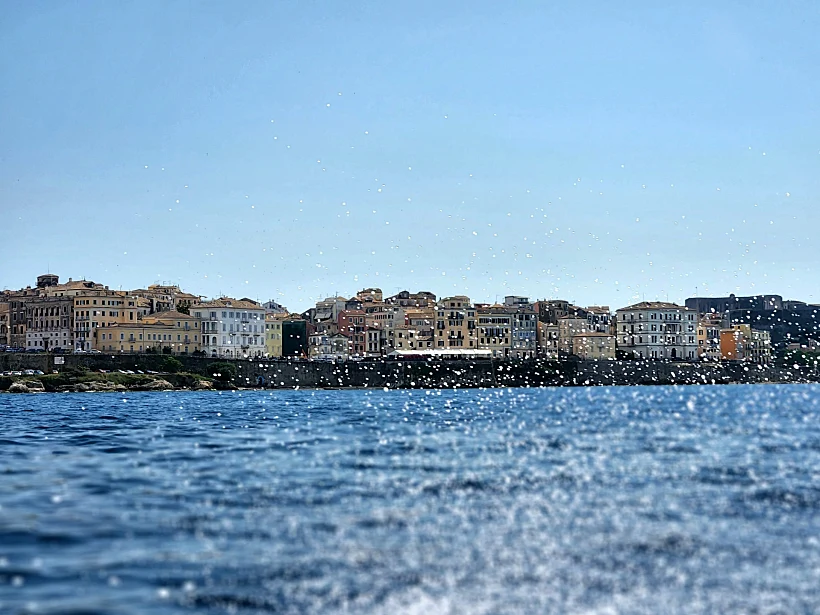 מבט משיט בסירה על קורפו העתיקה