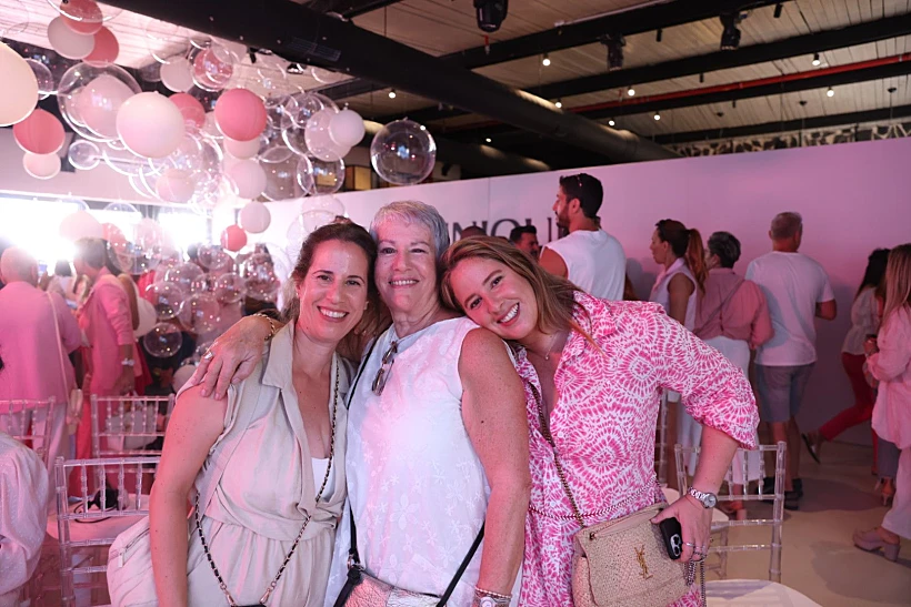 דניאל עמית עם אמה ואחותה