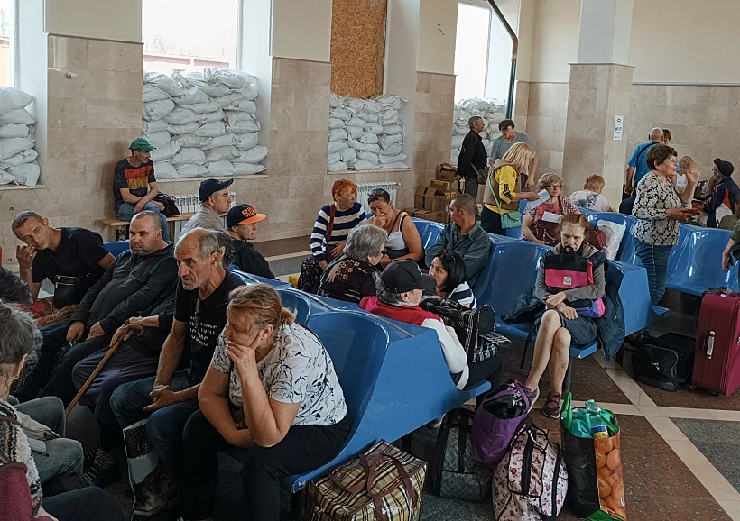 אוקראינים מחכים לרכבת לפינוי