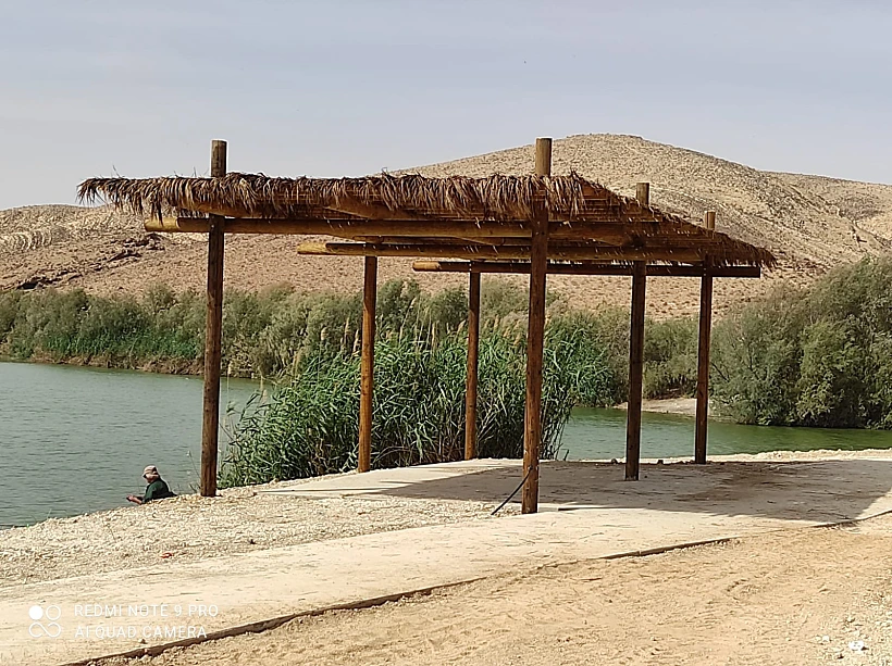 טיילת לצד אגם ירוחם