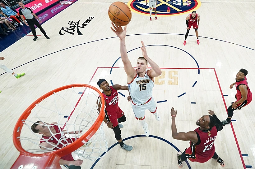 ניקולה יוקיץ' עולה לזריקה