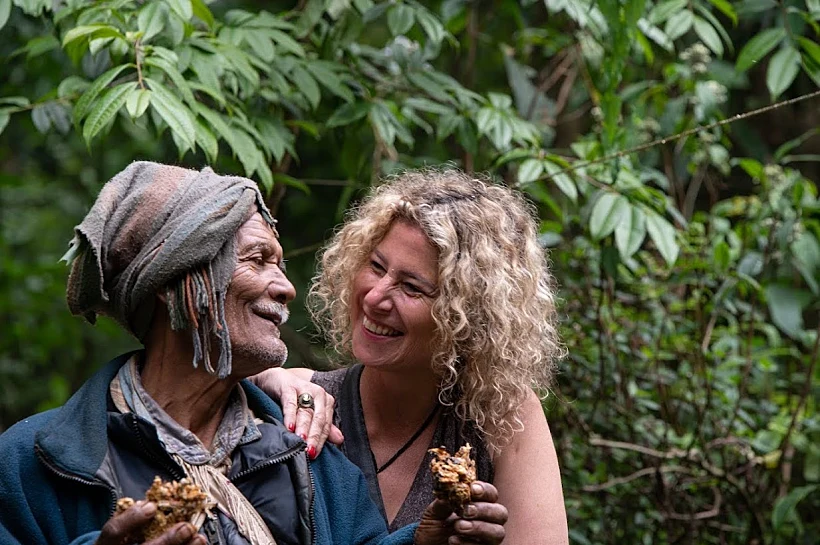 לימור צדוק עם בן שבט הגורונג