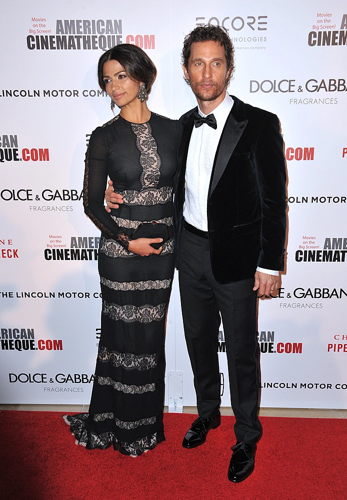 מתיו מקונהי וקמילה אלבס