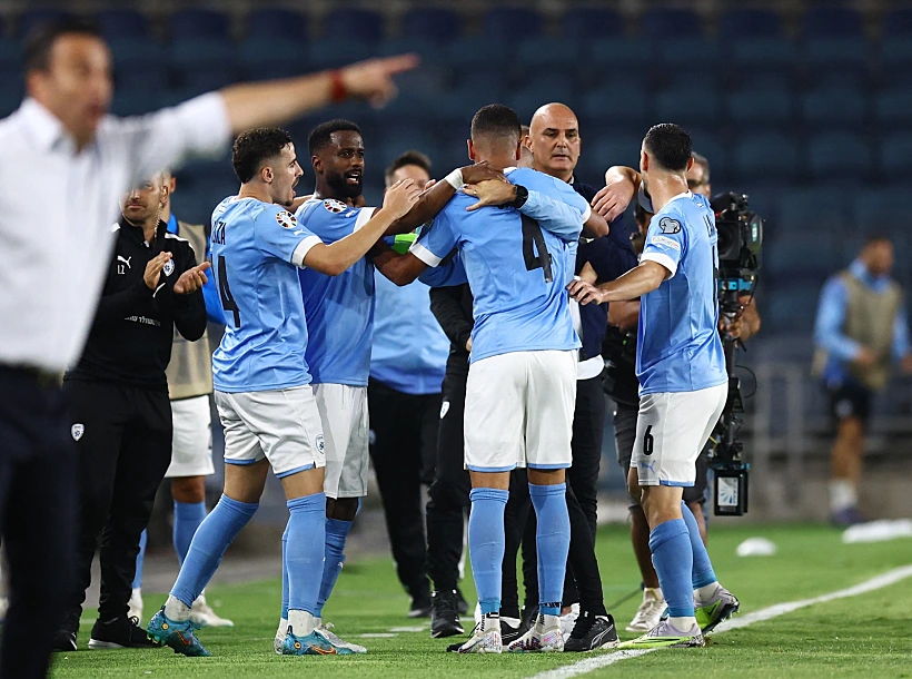 שחקני נבחרת ישראל חוגגים את שער היתרון של רז שלמה