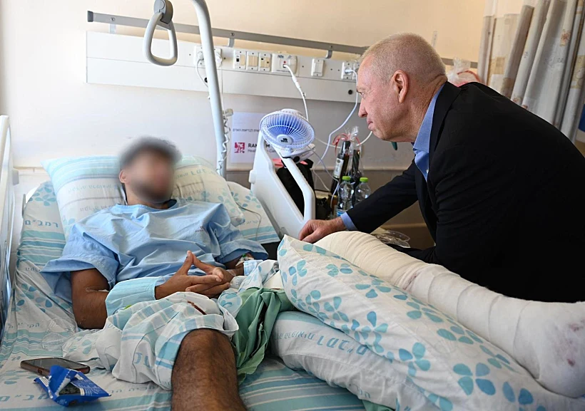 שר הביטחון גלנט בביקור אצל הלוחמים שנפצעו בג'נין