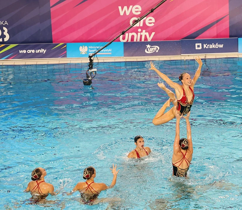 בנות נבחרת ישראל בשחייה אומנותית בפעולה