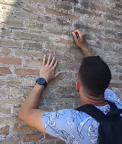 התייר שחרט את שמו ושם בת זוגו על הקולוסיאום