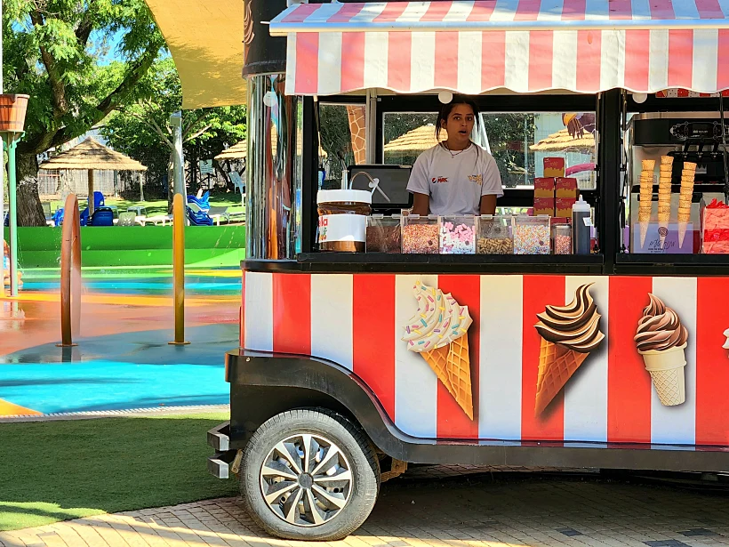 פודטראק צבעוניים בפארק המים בשפיים