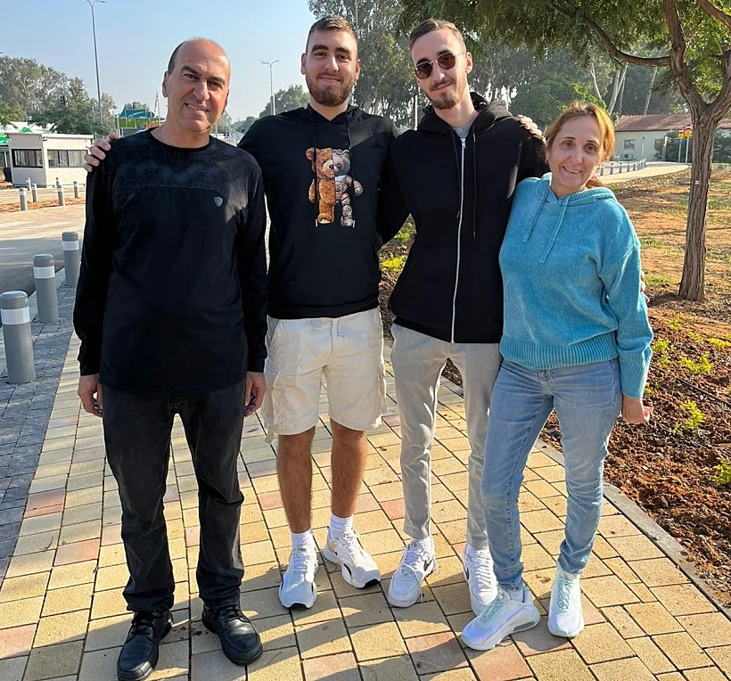 סמל אור ישראלוב עם הוריו ואחיו