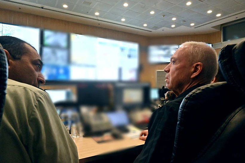 שר הביטחון גלנט בחמ''ל המבצעים של צה''ל, הלילה