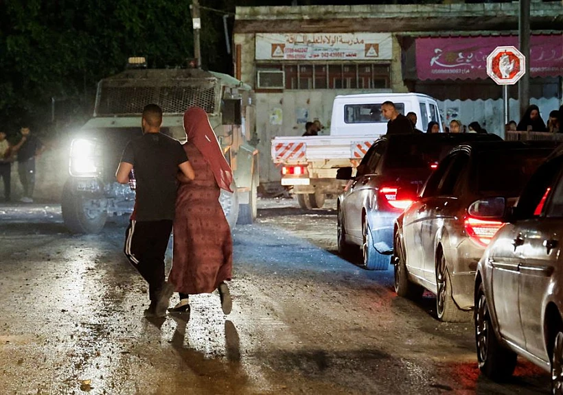 תושבים במחנה הפליטים ג'נין מתפנים