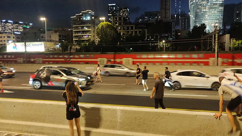 מפגינים פורצים לנתיבי איילון