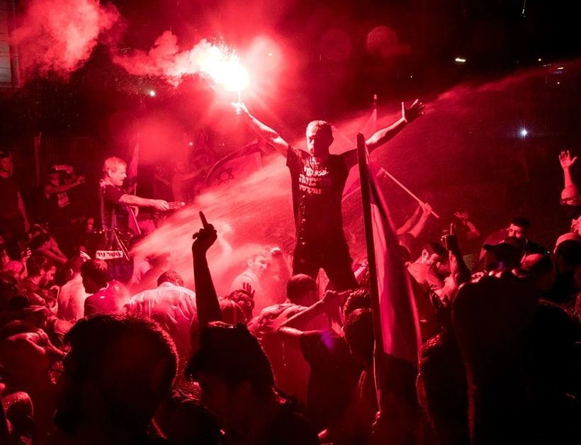 מפגין בליל המחאות הענק באיילון