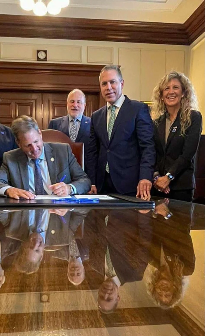 השגריר ארדן עם מושל מדינת ניו המפשייר