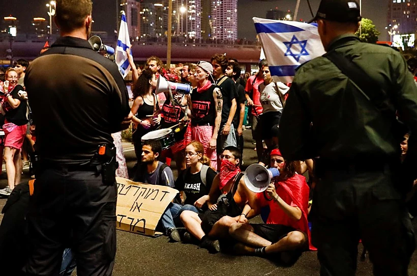 מפגינים באיילון