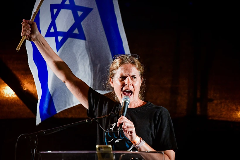 שקמה ברסלר נואמת בהפגנה נגד המהפכה המשפטית בקפלן
