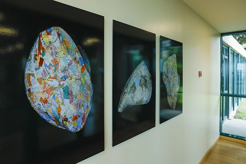 חלל התערוכה 'כשכדור (הארץ) מתחיל להתגלגל' במלון יערות הכרמל