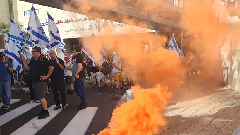 אבוקה ליד בית המשפט בחיפה