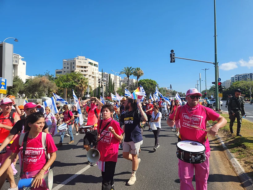 מפגינים צועדים על דרך נמיר