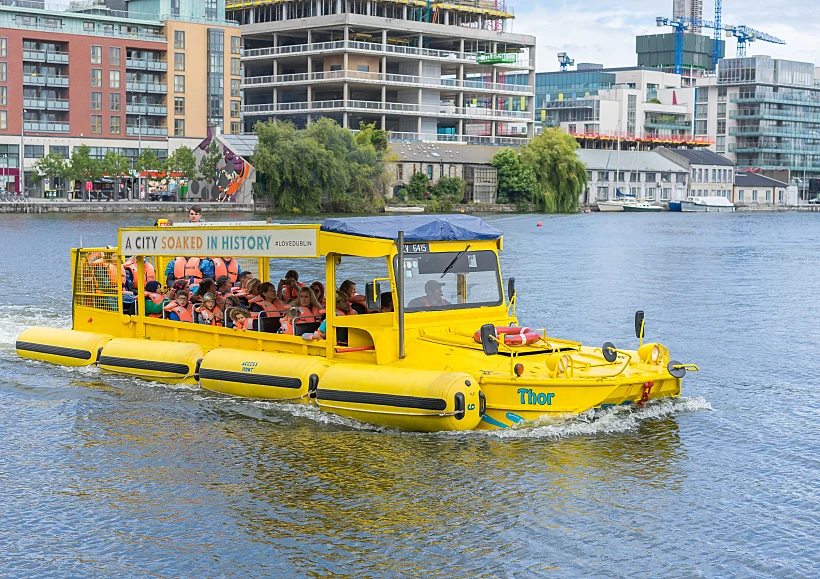 הרכב האמפיבי בתוך נהר הליפי