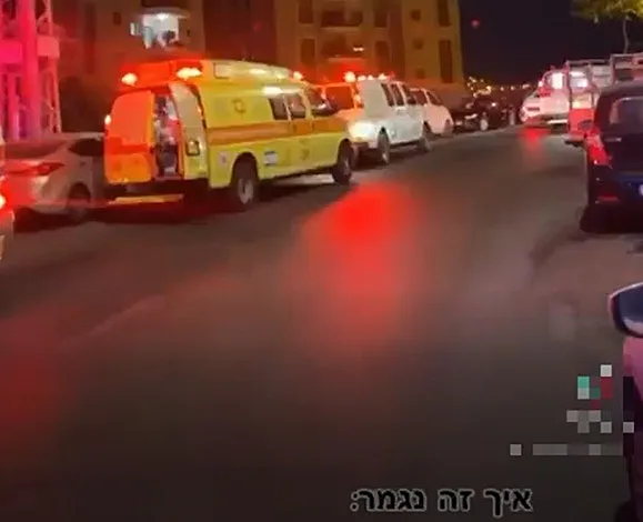 אמבולנס בזירת הבניין שנשרף